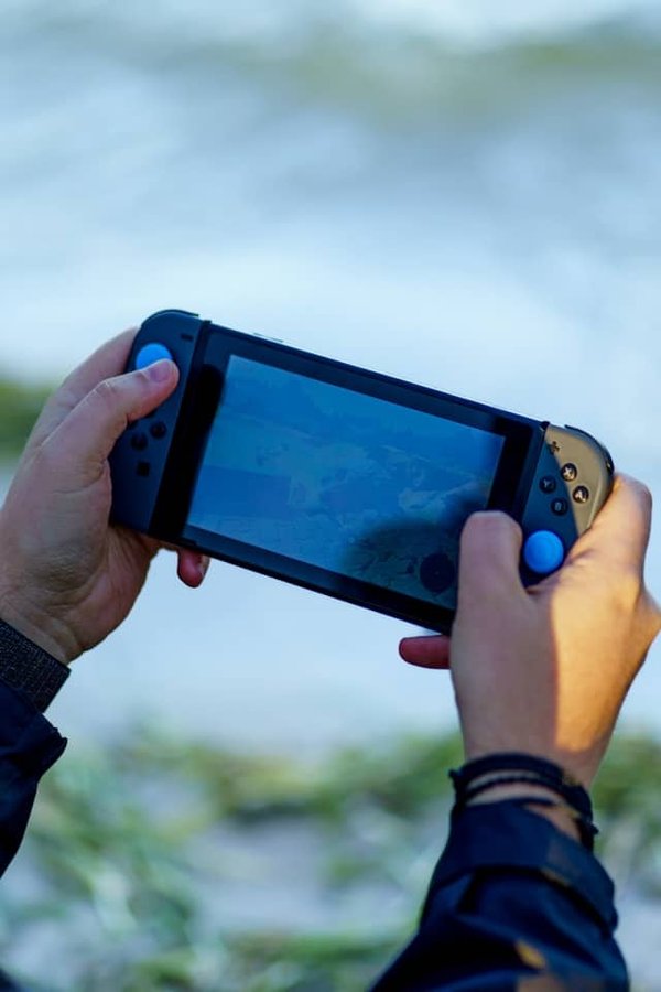 What are the challenges of incorporating real-world physics into VR flight simulators?